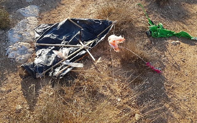 Un cerf-volant chargé de combustibles qui s'est posé dans un vignoble israélien en Cisjordanie, le 6 août 2018 (Crédit : Entreprise viticole de Tura)