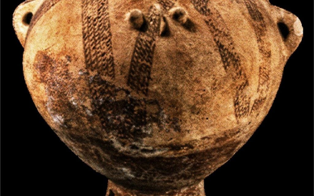 Une jarre d'inhumation décorée de la période chalcolithique trouvée dans la grotte de Pekiin (Crédit : Mariana Salzberger, autorisation de l'Autorité israélienne des Antiquités)