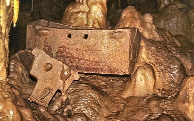 Ossuaires dans la grotte de Pekiin (Autorisation : Mariana Salzberger, Autorité israélienne des Antiquités)