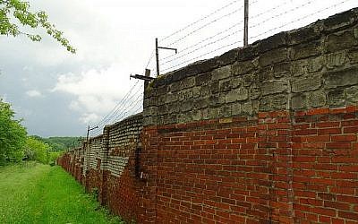 Un mur dans le site du camp de Janowska, Lviv, Ukraine (Wikimedia Commons, CC-BY-SA Adam Jones)