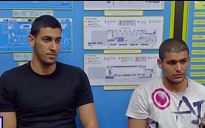 Eyal Bokal (à gauche) et Dolev Zuarez en garde à vue dans un poste de police en Thaïlande, le 22 janver 2018. (Crédit : capture d'écran Hadashot news)