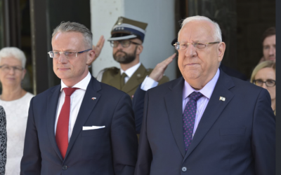 L'ambassadeur polonais en Israël Marek Magierowski, à gauche, avec le président  Rivlin à Jérusalem, le 2 août 2018 (Capture d'écran : Twitter)