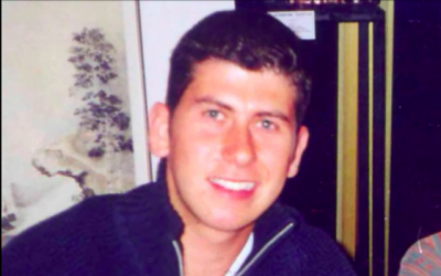 Photo non datée de l'étudiant écossais Yoni Jesner, tué lors d'un attentat terroriste à Tel-Aviv en 2002. (capture d'écran: YouTube)