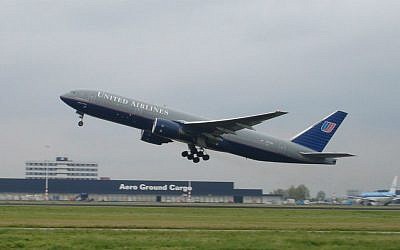 Photo d'illustration : Un boeing 777 United Airlines au décollage, le 16 octobre 2004 (Crédit : Wikipedia/Solitude/CC BY-SA 2.0)