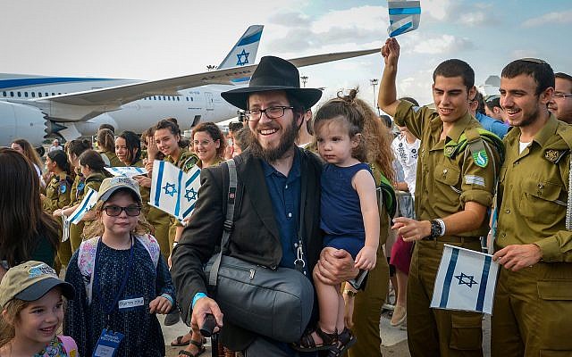 Des immigrants arrivent en Israël avec un vol d'alyah, le 15 août 2018. (Crédit : Yehuda Haim/Flash90)