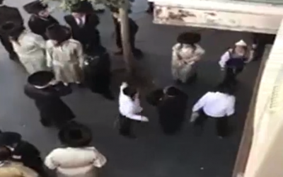 Des manifestants ultra-orthodoxes devant le restaurant Barood à Jérusalem, en août 2018. (Crédit : Dixième chaîne)