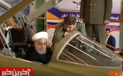 Le président Hassan Rouhani dans le cockpit du "Kowsar", le premier avion de combat de fabrication iranienne, le 21 août 2018. (Crédit : capture d'écran PressTV)