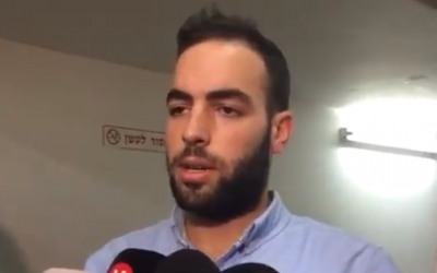 Eli Bar Zakai, le chauffard soupçonné d'avoir causé la mort d' Eylon Shalev-Amsalem, parle aux journalistes à la cour des magistrats de Tel Aviv, le 5 août 2018 (Capture d'écran :  Twitter)