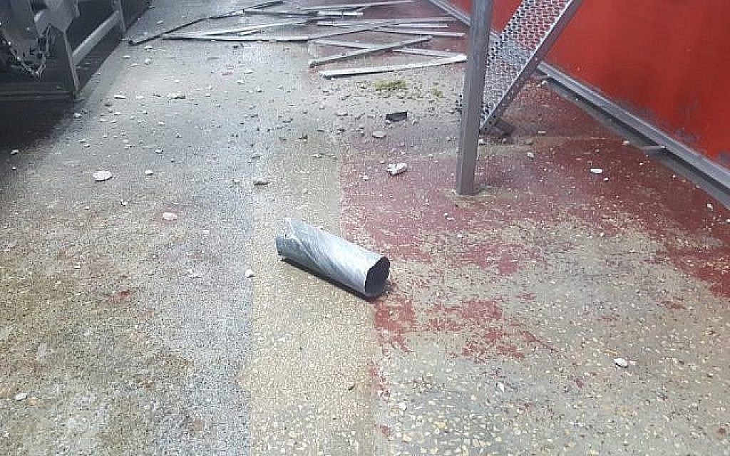 Une roquette tirée de la bande de Gaza qui a frappé une usine dans la région de Shaar Hanegev, dans le sud d'Israël, le 8 août 2018. (Police israélienne)