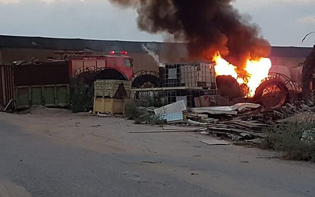 Un projectile de la bande de Gaza a frappé une maison dans la région d'Eshkol, dans le sud d'Israël, blessant deux personnes, le 9 août 2018. (Crédit : forces de sécurité dans le conseil d'Eshkol)