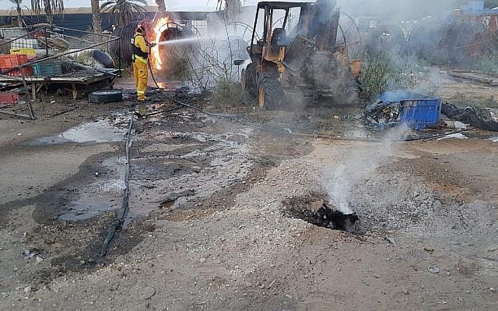 Un projectile de la bande de Gaza a frappé une maison dans la région d'Eshkol, dans le sud d'Israël, blessant deux personnes, le 9 août 2018. (Crédit : forces de sécurité dans le conseil d'Eshkol)
