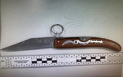 Le couteau retrouvé sur un habitant de Hébron arrêté par la police israélienne le 8 août 2018. (Crédit : police israélienne)