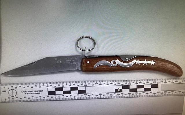 Le couteau retrouvé sur un habitant de Hébron arrêté par la police israélienne le 8 août 2018. (Crédit : police israélienne) Le couteau retrouvé sur un habitant de Hébron arrêté par la police israélienne le 8 août 2018. (Crédit : police israélienne)