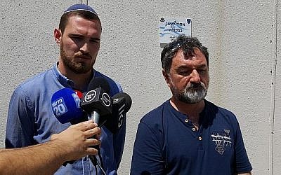 Vladimir Lubarsky (R) et Arik Lubarsky s'adressent à des journalistes devant le tribunal militaire d'Ofer en Cisjordanie le 15 août 2018. (Forum Choisir la vie)