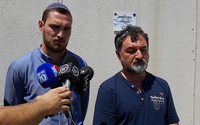 Vladimir Lubarsky (R) et Arik Lubarsky s'adressent à des journalistes devant le tribunal militaire d'Ofer en Cisjordanie le 15 août 2018. (Forum Choisir la vie) Vladimir Lubarsky (R) et Arik Lubarsky s'adressent à des journalistes devant le tribunal militaire d'Ofer en Cisjordanie le 15 août 2018. (Forum Choisir la vie)