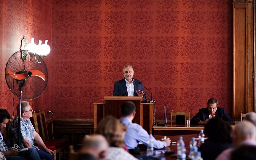 Le président du Congrès juif mondial Robert Singer à la Conférence commémorative internationale de la langue et de la culture juive, à Chernivtsi, en Ukraine, le 10 août 2018. (Crédit: Congrès juif mondial)
