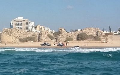 Les personnels médicaux réaniment un homme sur une plage non-autorisée d'Ashdod, le 19 août 2018 (Crédit : Police israélienne)