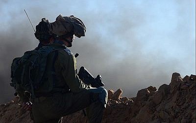 Des soldats israéliens positionnés en défense à proximité de la frontière avec Gaza au cours d'une manifestation violente palestinienne, le 27 juillet 2018 (Crédit : Armée israélienne)