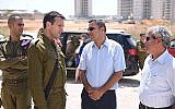 Le chef du commandement sud de l'armée israélienne le général de division Herzl Halevi, au centre-gauche, s'entretient avec le maire de Sderot, Alon Davidi, au centre-droite, lors d'une visite dans la ville du sud, qui a été frappée à plusieurs reprises par des tirs de roquettes depuis la bande de Gaza le 9 août 2018. (Armée israélienne)