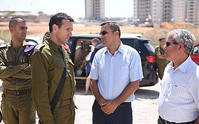 Le chef du commandement sud de l'armée israélienne le général de division Herzl Halevi, au centre-gauche, s'entretient avec le maire de Sderot, Alon Davidi, au centre-droite, lors d'une visite dans la ville du sud, qui a été frappée à plusieurs reprises par des tirs de roquettes depuis la bande de Gaza le 9 août 2018. (Armée israélienne)