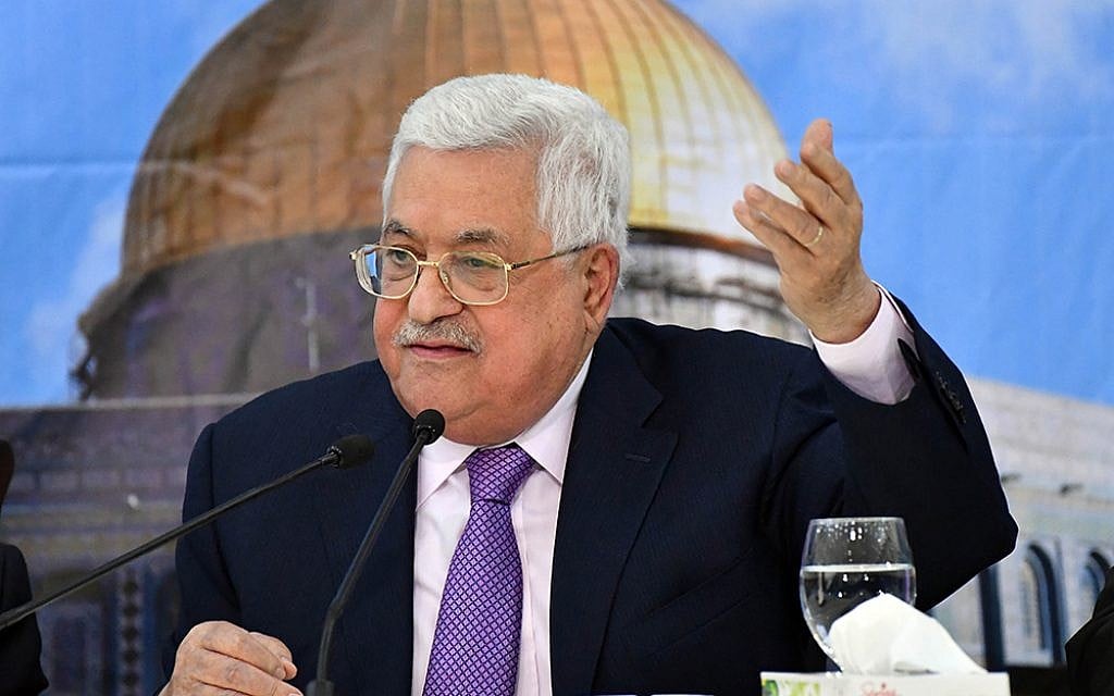 Le chef de l'Autorité palestinienne Mahmoud Abbas s'exprime lors d'une réunion avec le comité central palestinien dans la ville de Ramallah, en Cisjordanie, le 15 août 2018. (Crédit : AFP/Abbas Momani)