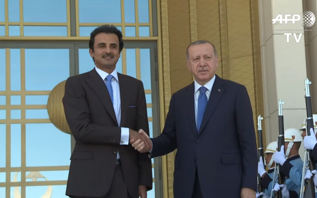 L'émir du Qatar Cheikh Tamim ben Hamad Al-Thani rencontre son allié le président Recep Tayyip Erdogan,a à Ankara, le 15 août 2018. (Crédit : capture d'écran Youtube/AFP) L'émir du Qatar Cheikh Tamim ben Hamad Al-Thani rencontre son allié le président Recep Tayyip Erdogan,a à Ankara, le 15 août 2018. (Crédit : capture d'écran Youtube/AFP)