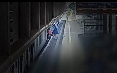 Ortal Yaakov lutte pour faire monter sa poussette dans le train à la gare de Hadera. (Capture d'écran : Canal 10)
