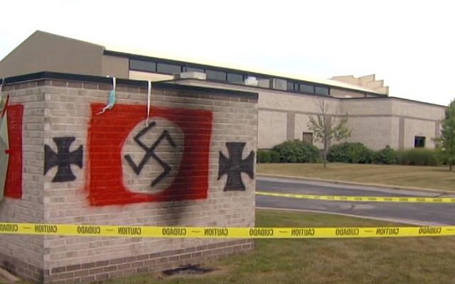 Un graffiti antisémite découvert sur la synagogue de Carmel, dans l'Indiana, au mois de juillet 2018 (Capture d'écran : WISH) Un graffiti antisémite découvert sur la synagogue de Carmel, dans l'Indiana, au mois de juillet 2018 (Capture d'écran : WISH)