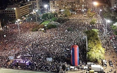 Des dizaines de milliers de personnes participent à  un rassemblement à Tel Aviv contre la loi sur l'Etat-nation organisé par les druzes, le 4 août 2018 (Crédit: Adam Rasgon/ Times of Israel staff)