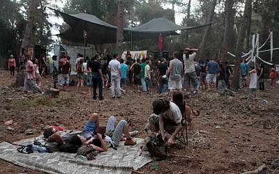Photo d'illustration d'Israéliens campant lors d'une rave dans la forêt du mont Carmel, le 16 juin 2012 (Crédit : Alana Perino/Flash90)