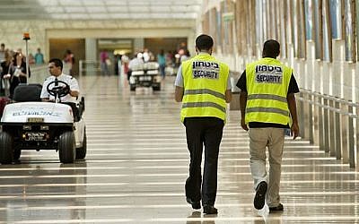 Illustration : Des agents de la sécurité dans le hall de départ de l'aéroport international Ben Gurion le 23 juillet 2013. (Moshe Shai/FLASH90)