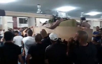Des centaines de personnes aux funérailles d'Ahmed Muhammad Mahameed à Umm al-Fahm, le 21 août 2018 (Capture d'écran : Ynet)