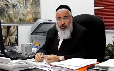Le maire de l'implantation d'Emmanuel Ezra Gershi, dans son bureau, le 11 décembre 2011. (Crédit capture d'écran YouTube)
