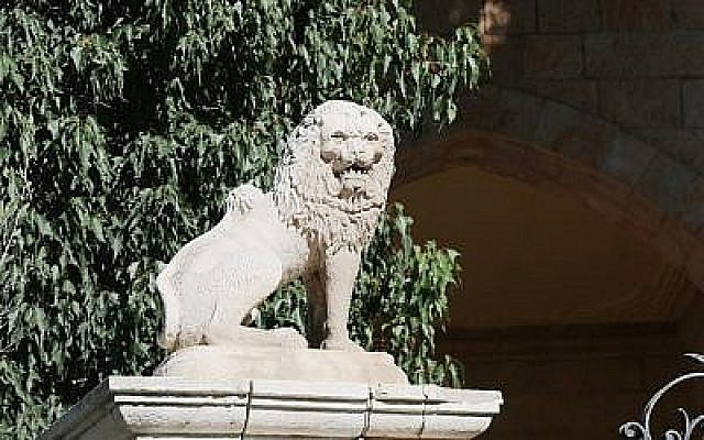 Gros plan du lion solitaire de la maison du Messie (Shmuel Bar-Am)