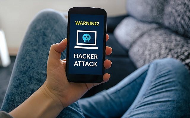 Photo d'illustration : Un smart phone avec un avertissement d'un piratage (Crédit : iStock from Getty Images/ CarmenMurillo) Photo d'illustration : Un smart phone avec un avertissement d'un piratage (Crédit : iStock from Getty Images/ CarmenMurillo)
