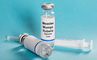 Le vaccin contre les oreillons, la rougeole et la rubéole avec une seringue (Crédit : iStock by Getty Images/ Andrey Popov)