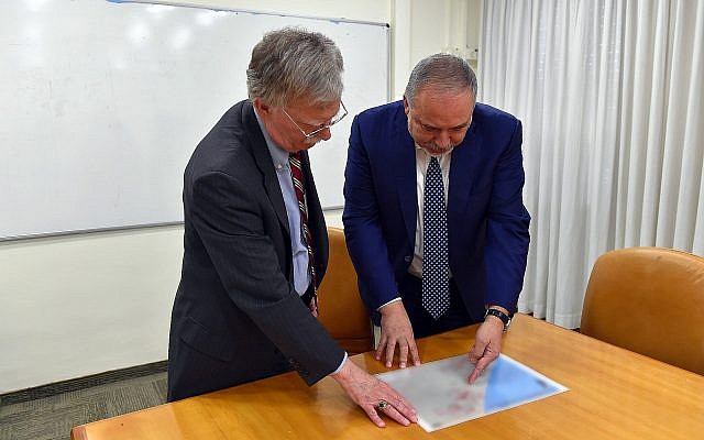 Le ministre de la Défense Avigdor Liberman rencontre le conseiller américain à la sécurité nationale John Bolton, à gauche, à Jérusalem, le 20 août 2018 (Crédit : Ariel Hermoni/ministère de la Défense) Le ministre de la Défense Avigdor Liberman rencontre le conseiller américain à la sécurité nationale John Bolton, à gauche, à Jérusalem, le 20 août 2018 (Crédit : Ariel Hermoni/ministère de la Défense)