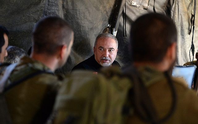 Le ministre de la Défense Avigdor Liberman visite un exercice militaire de Tsahal dans le nord d'Israël, le 21 août 2018. (Ariel Hermony / ministère de la Défense) Le ministre de la Défense Avigdor Liberman visite un exercice militaire de Tsahal dans le nord d'Israël, le 21 août 2018. (Ariel Hermony / ministère de la Défense)