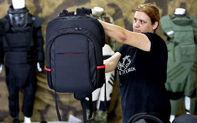 Une employée du fabricant israélien d'équipement de protection Masada Armour montre un nouveau sac à dos civil à l'épreuve des balles, conçu pour les écoliers, au siège social de l'entreprise à Julis, dans le nord d'Israël, le 30 août 2018. (AFP PHOTO / AHMAD GHARABLI) Une employée du fabricant israélien d'équipement de protection Masada Armour montre un nouveau sac à dos civil à l'épreuve des balles, conçu pour les écoliers, au siège social de l'entreprise à Julis, dans le nord d'Israël, le 30 août 2018. (AFP PHOTO / AHMAD GHARABLI)