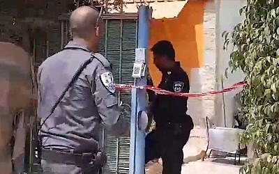 La police sur les liens d'un meurtre dans un foyer pour sans-abri Beit Yael, à Netanya,le 2 août 2018. (Crédit : capture d'écran Ynet)