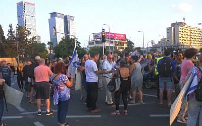 Des douzaines de militants à proximité du carrefour Azrieli de Tel Aviv, le 28 août 2018 (Capture d'écran : Ynet news)
