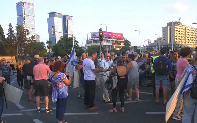 Des douzaines de militants à proximité du carrefour Azrieli de Tel Aviv, le 28 août 2018 (Capture d'écran : Ynet news)