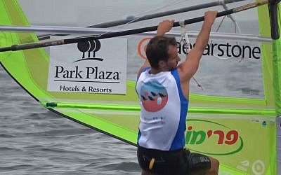 Yoav Omer, windsurfer israélien, au championnat d'Europe RS:X à Sopot, en Pologne, le 24 août 2018. (Capture d'écran : YouTube)
