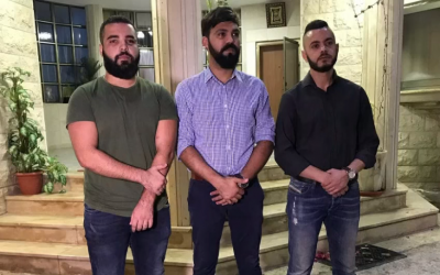 Les victimes d'un crime de haine Muhammad Yusifin, Muatasim Ayoub et Mawd Ayoub durant un événement de solidarité, le 28 août 2018. (Crédit : capture d'écran Dixième chaîne)