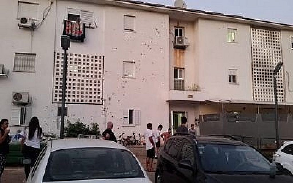 Un éclat d'obus sur le mur extérieur d'un immeuble dans la ville de Sderot, au sud du pays, le 8 août 2018, à la suite d'une roquette lancée de Gaza.