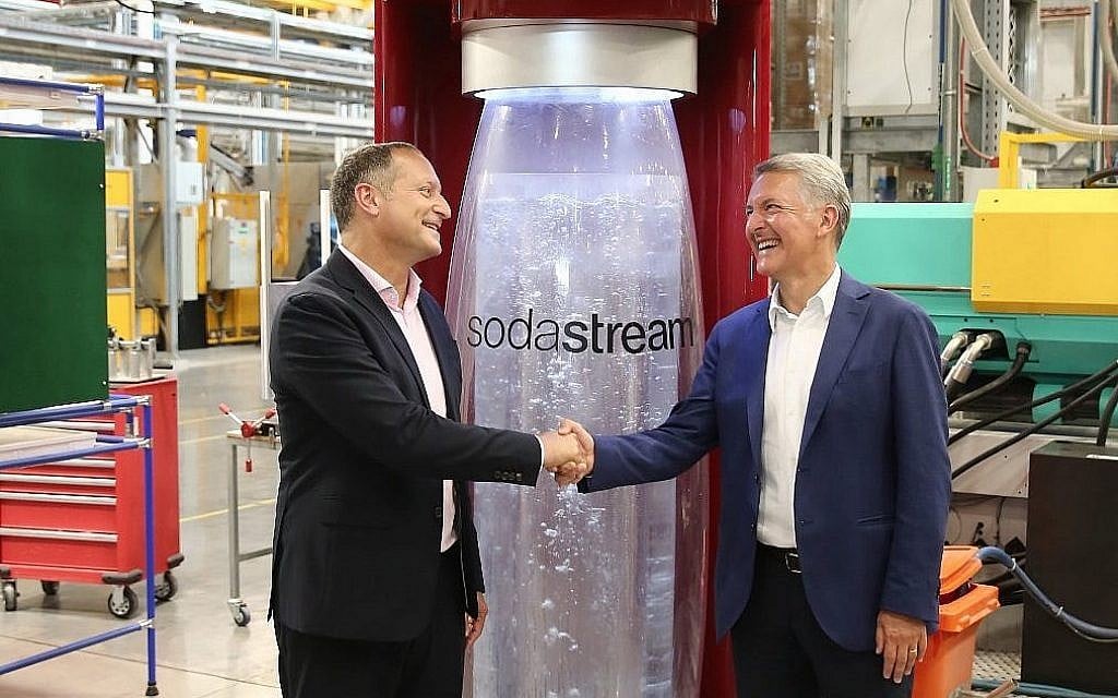 Le PDG de Sodastream Daniel Birnbaum (à gauche) et le PDG de PepsiCo Ramon Laguarta dans l'usine SodaStream, dans le Néguev, le 20 août 2018. (Crédit : Eliran Avital) Le PDG de Sodastream Daniel Birnbaum (à gauche) et le PDG de PepsiCo Ramon Laguarta dans l'usine SodaStream, dans le Néguev, le 20 août 2018. (Crédit : Eliran Avital)