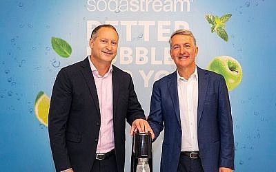 Le nouveau PDG de PepsiCo, Ramon Laguarta (à droite), et Daniel Birnbaum de SodaStream lors de la signature du contrat d'acquisition, le 20 août 2018, dans les bureaux de SodaStream en Israël (Lens Productions)