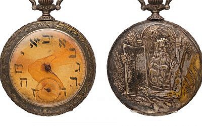 Une montre de poche avec des lettres hébraïques sur le cadran qui appartenait à un immigrant juif russe mort à bord du Titanic. (Twitter via JTA)