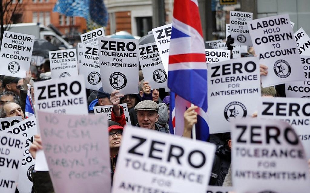 Manifestation organisée par le groupe britannique Campaign Against Anti-Semitism devant le siège du Parti travailliste britannique, à Londres, le 8 avril 2018. (AFP PHOTO / Tolga AKMEN) Manifestation organisée par le groupe britannique Campaign Against Anti-Semitism devant le siège du Parti travailliste britannique, à Londres, le 8 avril 2018. (AFP PHOTO / Tolga AKMEN)