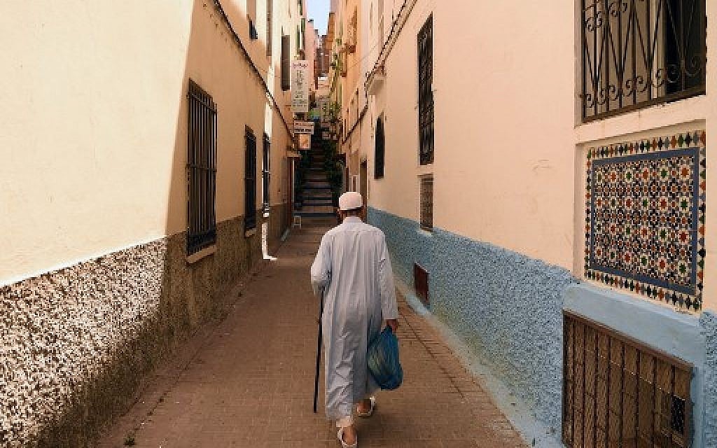 Un homme déambule dans les rues de la Vieille Ville de portuaire de Tanger, au Maroc, le 13 août 2018. (Crédit : AFP/ FADEL SENNA)